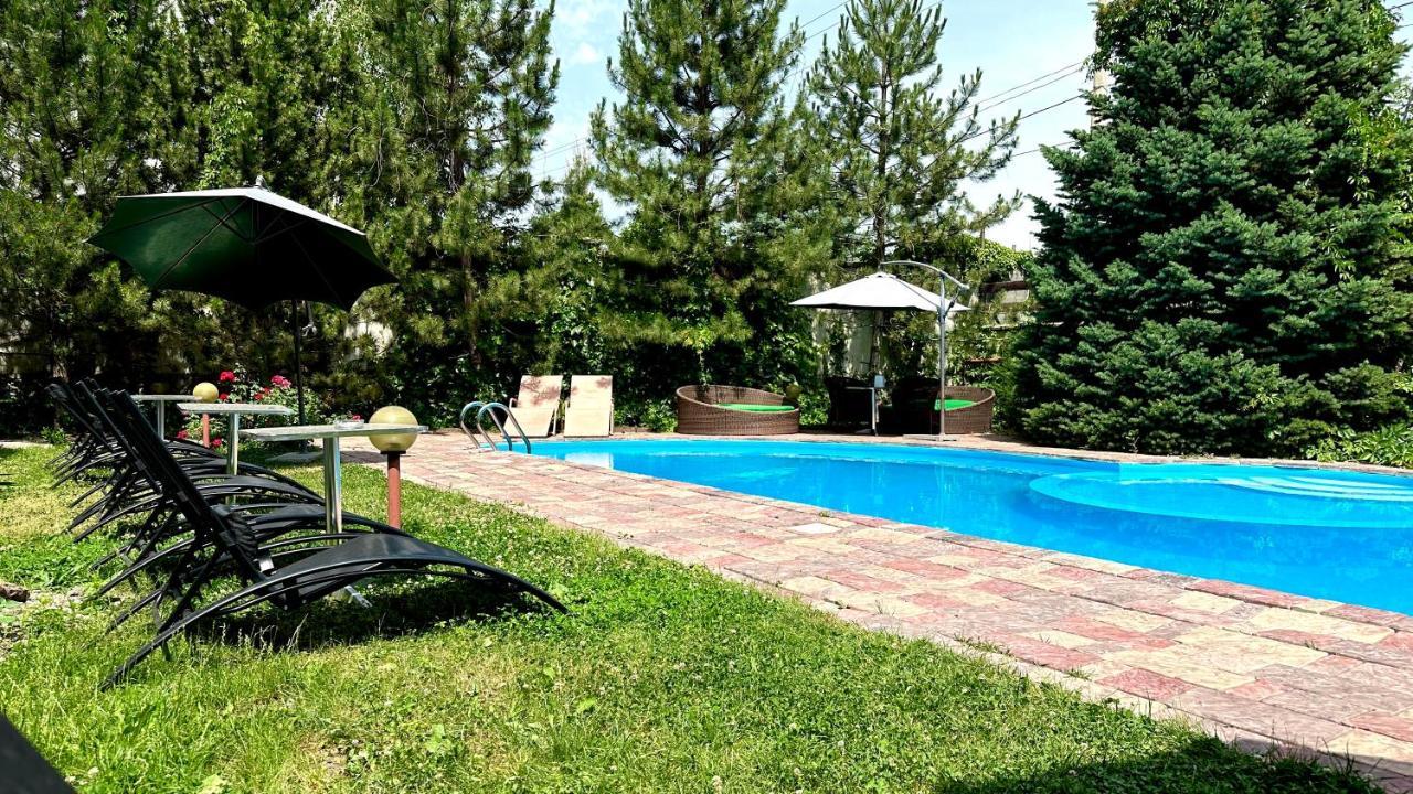 Tian-Shan Hotel Bishkek Exteriör bild
