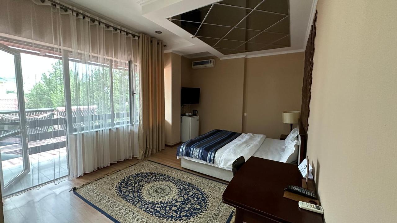 Tian-Shan Hotel Bishkek Exteriör bild